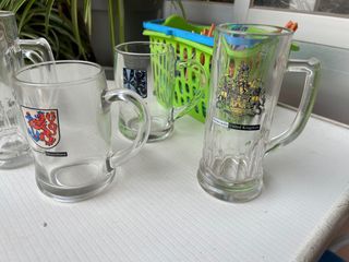 Jarras de cerveza de cristal con escudos