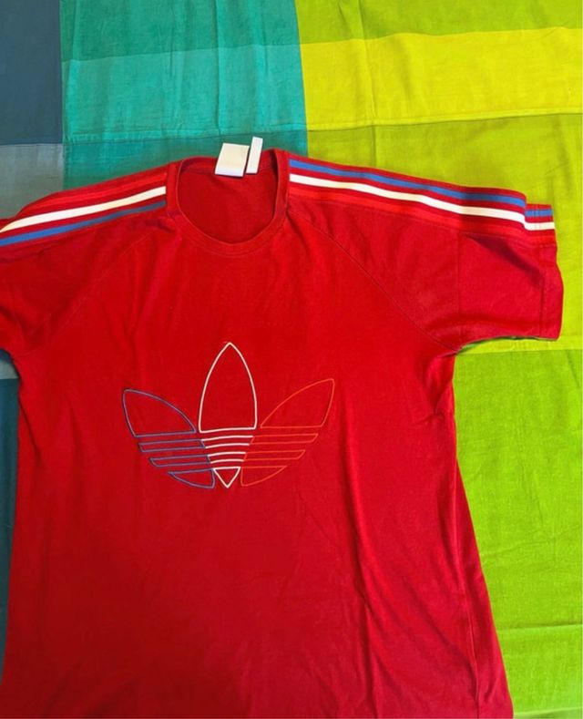T-shirt Adidas rossa con logo