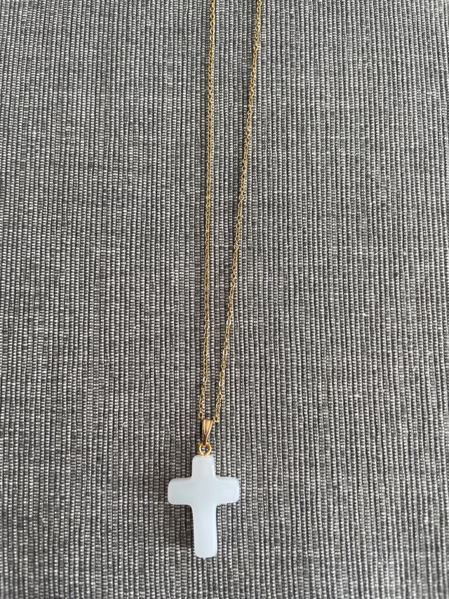 Colgante Cruz Blanca y Cadena Dorada