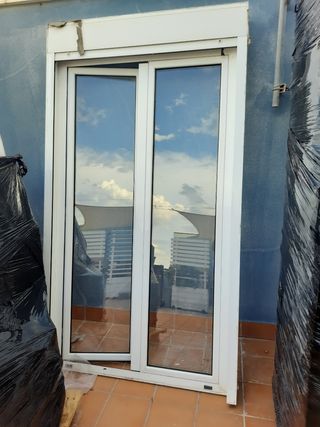 Ventana balconera de aluminio en muy buen estado.