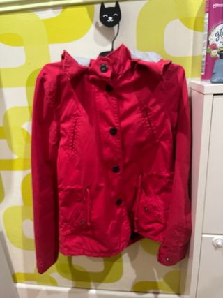 Chaqueta roja con capucha