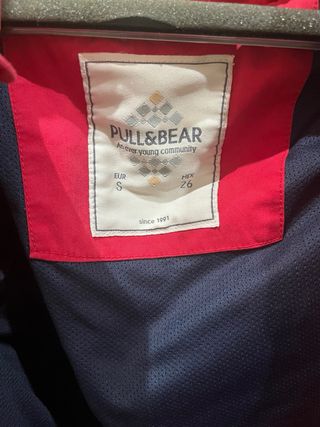 Chaqueta roja con capucha