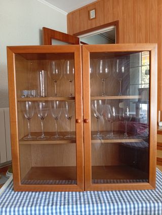 Mueble vitrina madera nogal con copas incluidas