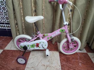 Bicicleta infantil rosa con ruedines