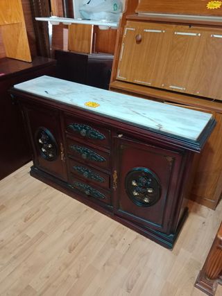 Aparador de madera con tapa de mármol
