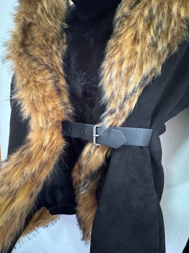 Pelliccia ecologica nera con bordi marroni XXL