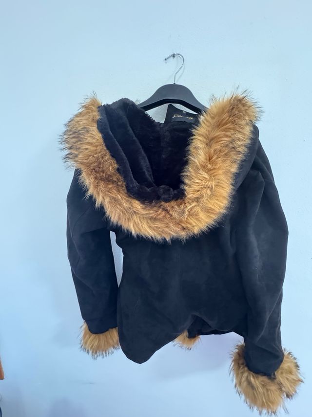 Pelliccia ecologica nera con bordi marroni XXL