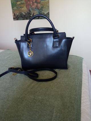 Bolso de mano negro con bandolera