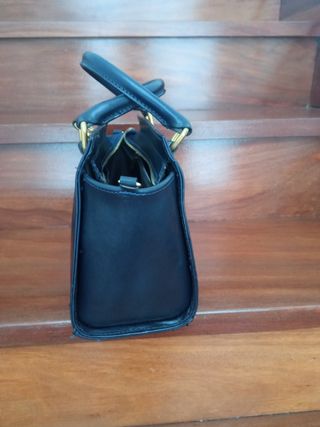 Bolso de mano negro con bandolera