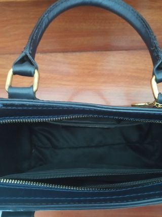 Bolso de mano negro con bandolera