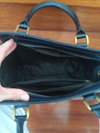 Bolso de mano negro con bandolera