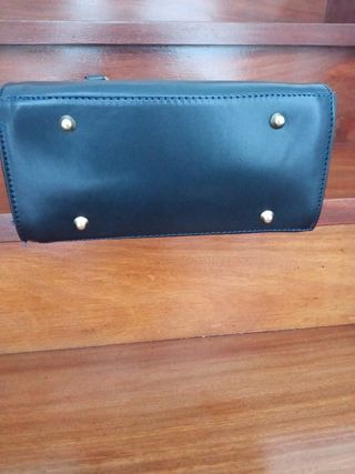 Bolso de mano negro con bandolera
