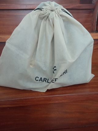 Bolso de mano negro con bandolera