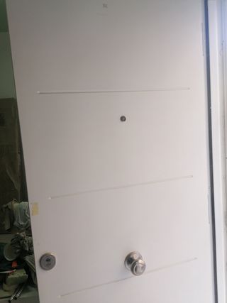 Puerta de entrada blanca nueva