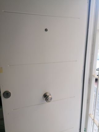 Puerta de entrada blanca nueva