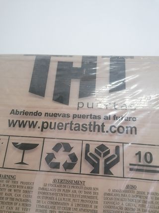 Puerta de entrada blanca nueva