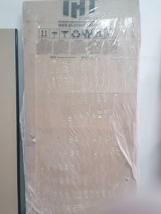 Puerta de entrada blanca nueva
