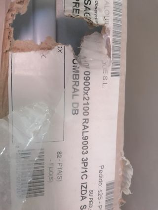 Puerta de entrada blanca nueva