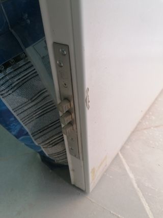 Puerta de entrada blanca nueva