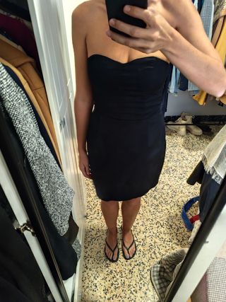 Vestido negro corto sin mangas