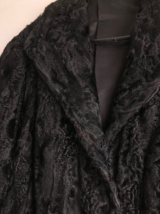Abrigo vintage de piel astracán negro  con forro