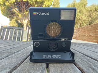 Cámara POLAROID SLR-680 funcionando.