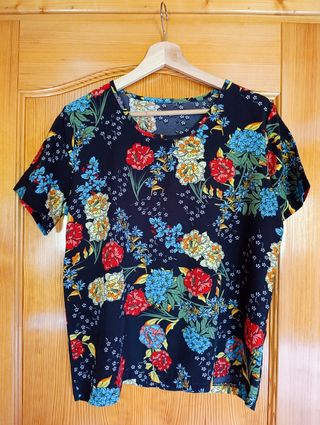Camiseta floral negra talla L