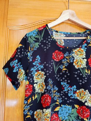 Camiseta floral negra talla L