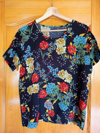 Camiseta floral negra talla L