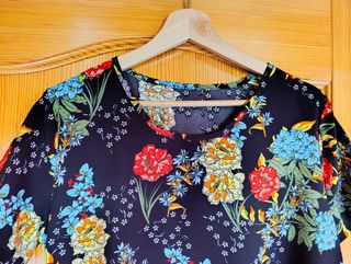 Camiseta floral negra talla L