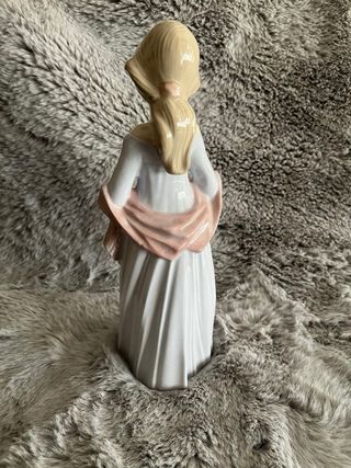 Figura de porcelana mujer