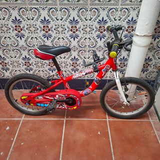 Bicicleta, mochila y casco Spyderman