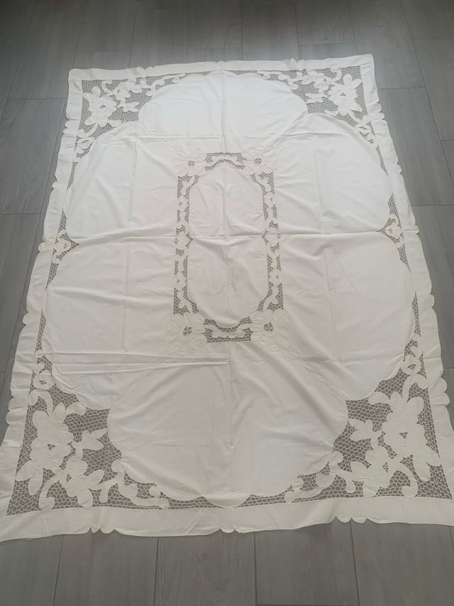 Mantelería de tela blanca con encaje