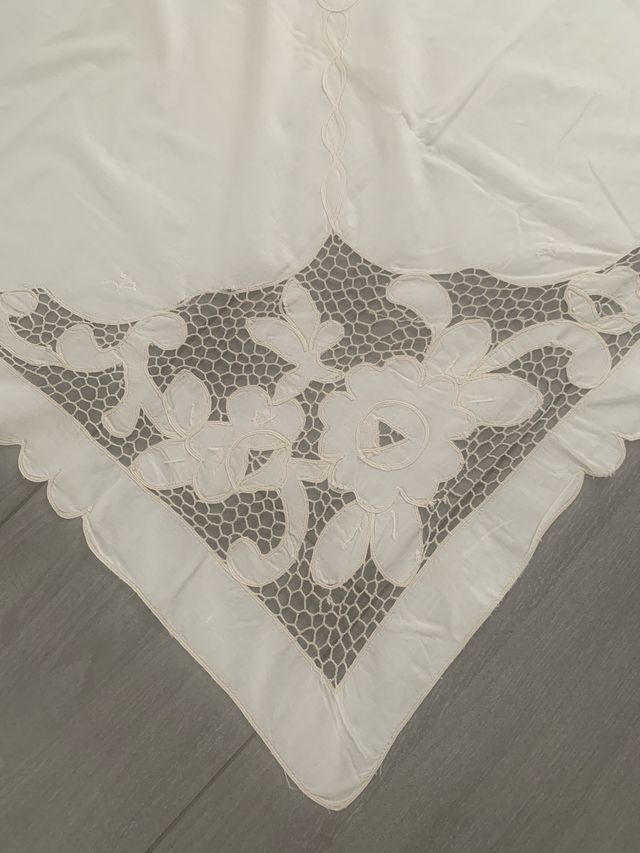 Mantelería de tela blanca con encaje
