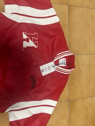 Chaqueta Bomber Harvard Bershka Roja y Blanca