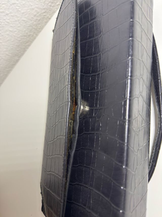 Bolso unicolor estilo piel de cocodrilo.