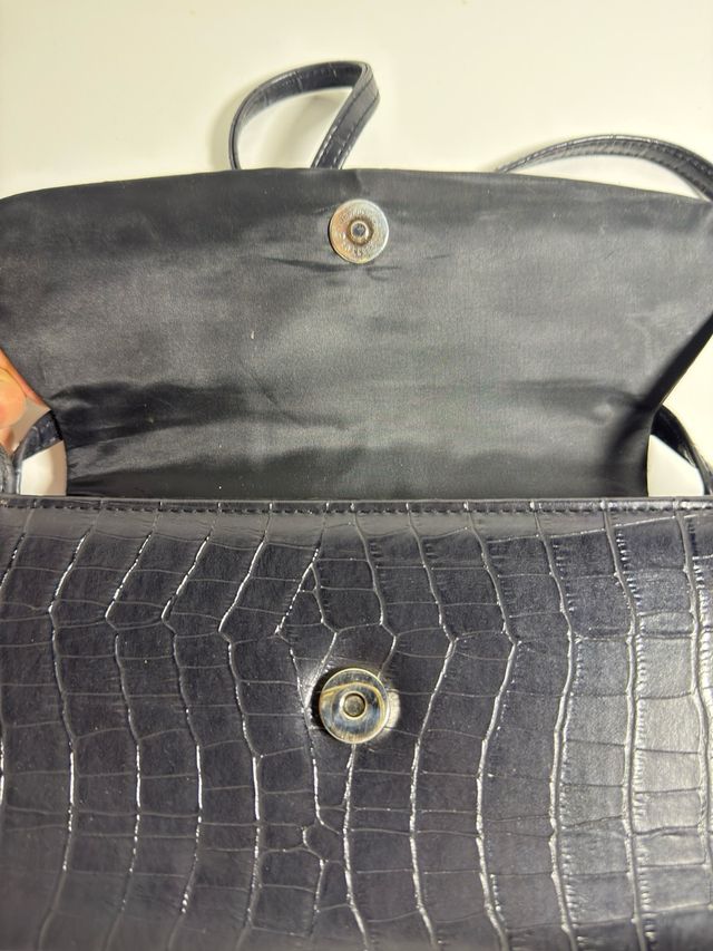 Bolso unicolor estilo piel de cocodrilo.