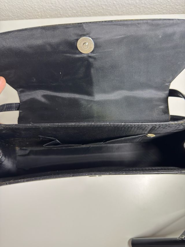 Bolso unicolor estilo piel de cocodrilo.