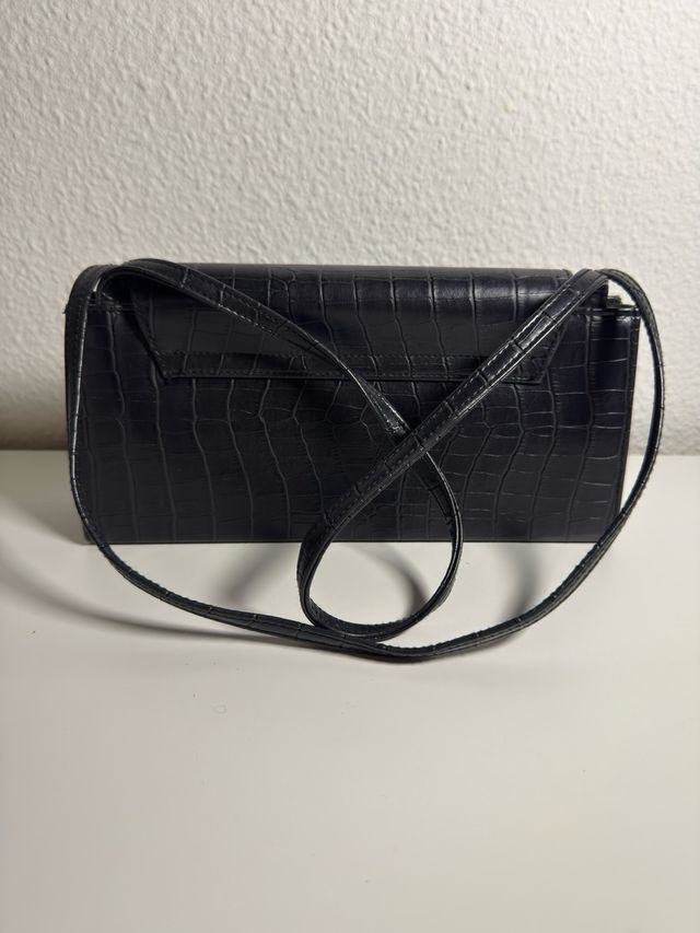 Bolso unicolor estilo piel de cocodrilo.