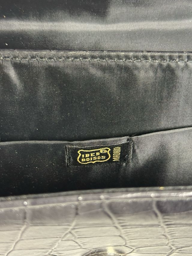 Bolso unicolor estilo piel de cocodrilo.