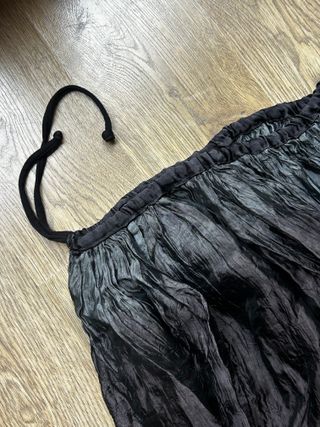 Falda globo negra efecto arrugado