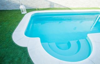 Piscina de poliéster escalones redondos