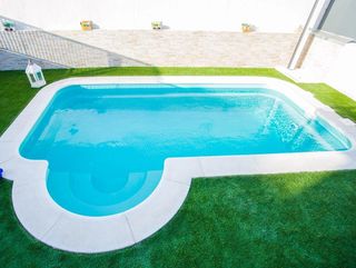 Piscina de poliéster escalones redondos