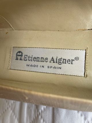 Zapato de vestir dorado