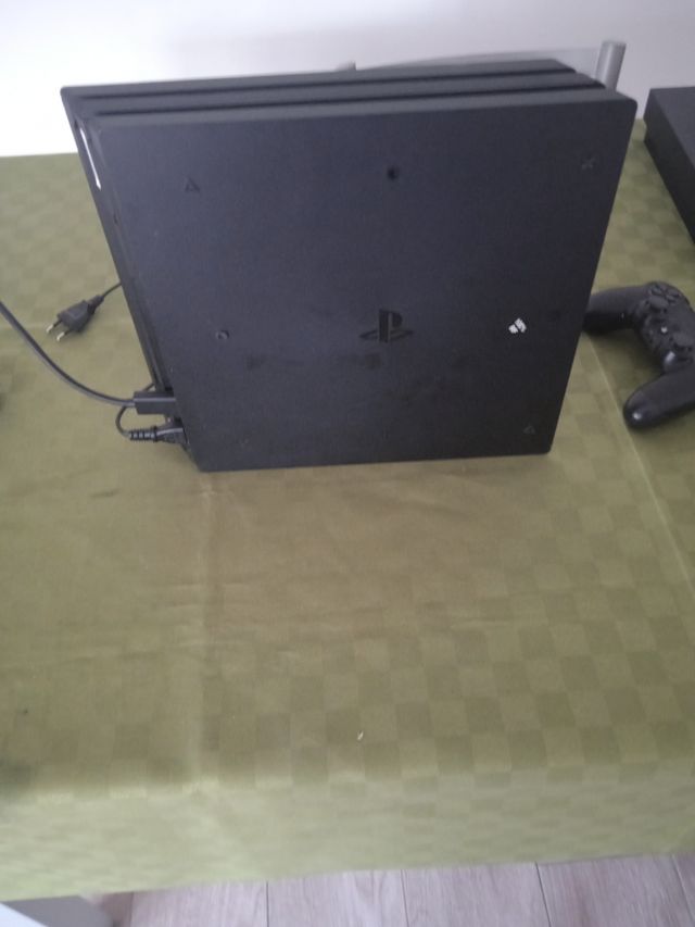 Vendo PlayStation 4 con 2 joystick