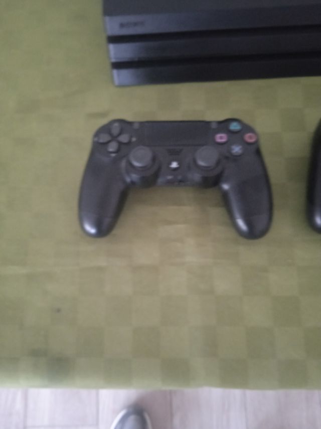 Vendo PlayStation 4 con 2 joystick
