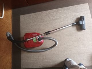 Aspiradora Nilfisk Coupé Neo Roja