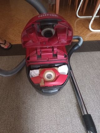 Aspiradora Nilfisk Coupé Neo Roja