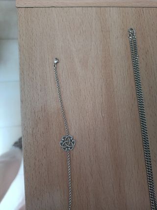 Pulsera de plata con diseño floral