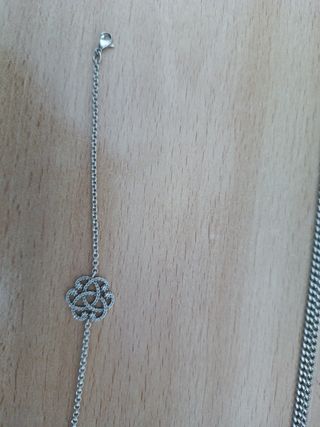 Pulsera de plata con diseño floral